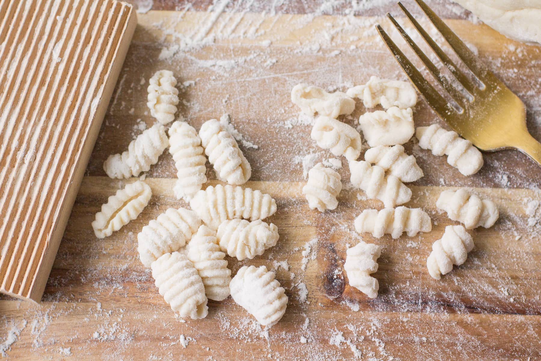 Comparison of cavatelli made with a pasta board and a fork on a floured surface